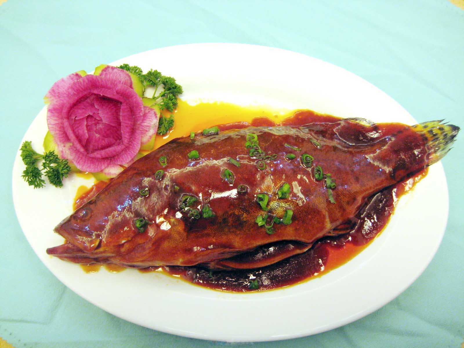 所属菜系:徽菜口感:鲜味透骨,特别鲜美营养价值:鳜鱼含有蛋白质,脂肪